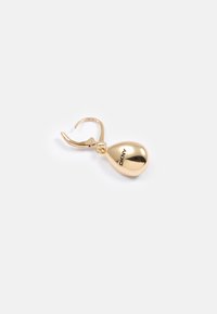 Brinco em forma de gota de ouro com acabamento brilhante, apresentando um fecho estilo clap e nome da marca gravado. Textura suave, design leve.