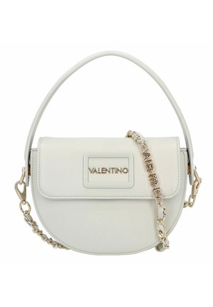 Borsa Valentino bianca con fondo arrotondato, manico superiore, tracolla a catena dorata e logo Valentino dorato sulla patta frontale.