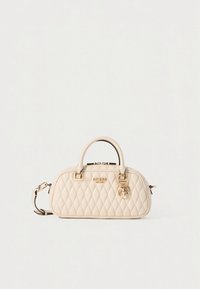 Μπεζ καπιτονέ τσάντα χειρός με επάνω λαβές, λογότυπο και γούρια σε χρυσό τόνο, διπλό φερμουάρ και αποσπώμενο ιμάντα ώμου.