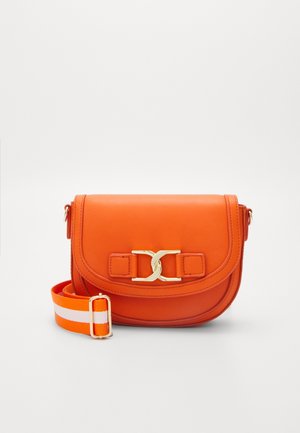 Orangefarbene Leder-Umhängetasche mit gebogener Klappe, goldenem Verschluss und verstellbarem orange-weiß gestreiften Riemen auf weißem Hintergrund.