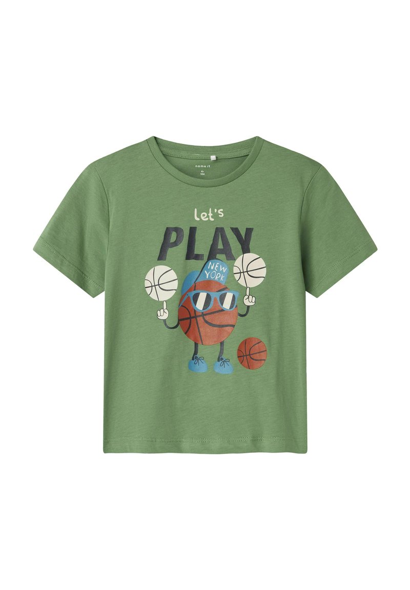 Camiseta de algodón verde con un personaje de baloncesto de dibujos animados con gafas de sol, sosteniendo balones de baloncesto y con el texto "juguemos NUEVA YORK."