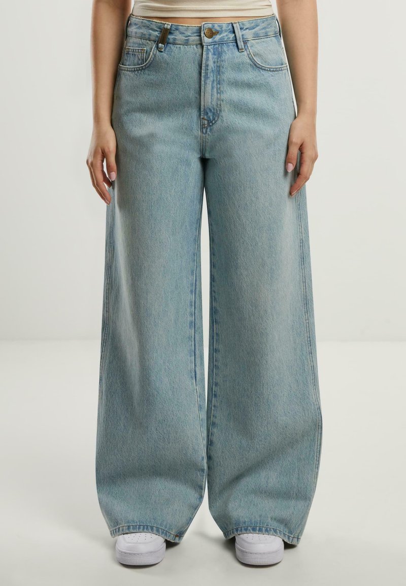 Lichtblauwe wijde spijkerbroek gemaakt van denim. Hoge taille met voorzakken, zichtbare stiksels en een rechte pijp-silhouet.