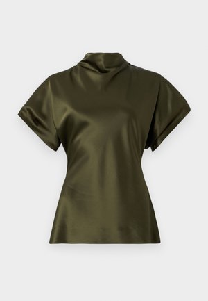 Oliivivihreä satiinitoppi korkealla kauluksella, hihattomilla hihoilla ja rakenteellisella siluetilla. Sileä pinta, ei näkyviä kuvioita tai yksityiskohtia.