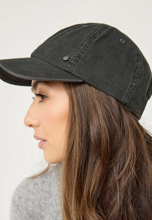 Schwarze Baumwollmütze mit einem gebogenen Schirm und Nieten, die eine glatte Textur aufweist. Verfügt über ein kleines markenbezogenes Akzent näher an der Vorderseite.