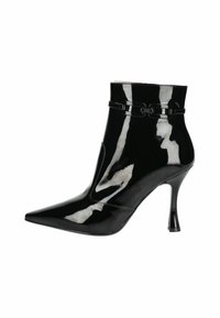 Stivale alla caviglia in pelle verniciata nera con punta affusolata, finitura lucida, design elegante e tacco a stiletto sottile. Dettagli decorativi con fascette.