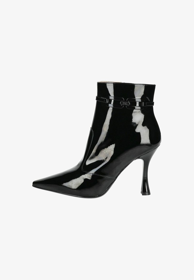 Stivale alla caviglia in pelle verniciata nera con punta affusolata, finitura lucida, design elegante e tacco a stiletto sottile. Dettagli decorativi con fascette.