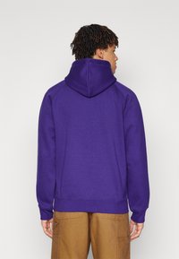 Carhartt WIP HOODED CHASE - Sweatshirt - tyrian/gold