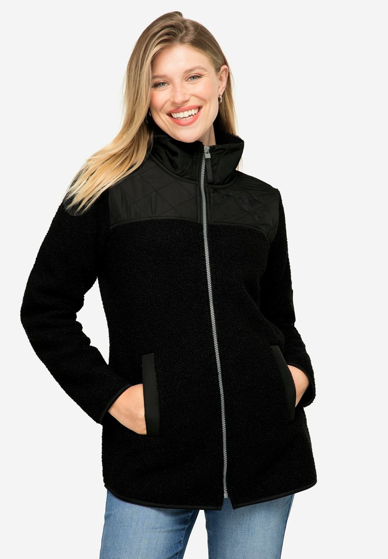 Svart fleecejacka med en diamantquiltad övre panel, zipframslutning, hög krage och sidofickor. Mjuk textur och kontrasterande material.
