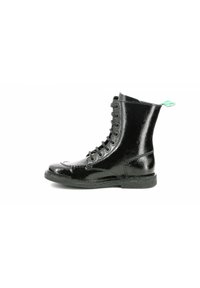 Bottines en cuir verni noir avec un système de laçage, bout arrondi et semelle en caoutchouc texturé. Étiquette verte sur le talon.