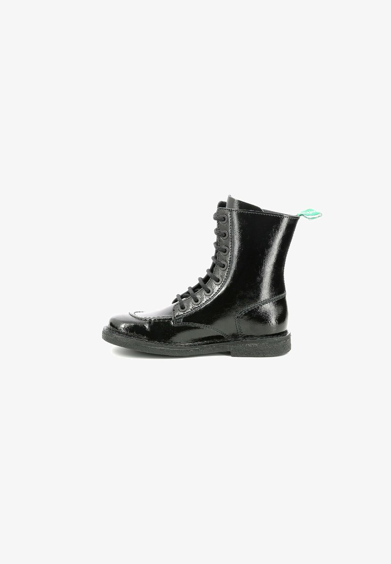 Schwarze Lackleder-Stiefeletten mit Schnürdesign, runder Zehenpartie und strukturiertem Gummisohle. Grünes Etikett an der Ferse.