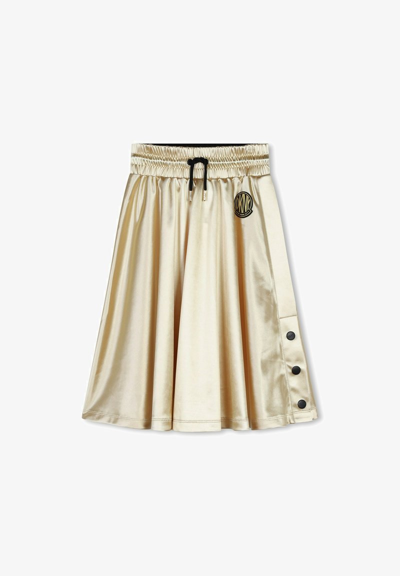Jupe en satin doré avec une taille élastique, un cordon de serrage réglable et des boutons latéraux pour la fermeture. Présente un patch logo rond à la taille.