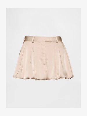 Beige, pleated skirt made of satin fabric with a smooth texture and a waist belt. Features a relaxed, balloon shape.