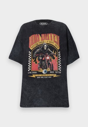 Μαύρο T-shirt Von Dutch με γραφικό σχέδιο ενός σκελετού που οδηγεί μοτοσικλέτα, φλόγες, καρώ σημαίες και λεπτομέρειες εκδήλωσης σε κόκκινο και κίτρινο χρώμα.
