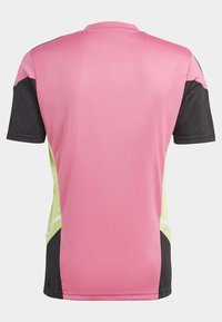 T-shirt de sport à manches courtes avec un panneau arrière rose, des manches noires et des accents jaunes sur les côtés, vue de dos.