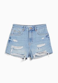 Vaaleansiniset farkkushortsit, joissa on repaleiset lahkeet ja useita kuluneita paikkoja. Ulkonäössä on korkea vyötärö ja etutaskut. Peltilevy yksityiskohtia.