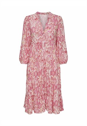 Růžové květinové šaty s výstřihem do V a tříčtvrtečními rukávy. Mají nabraný pas a volánkový lem. Vyrobeno z lehké, strukturované tkaniny.