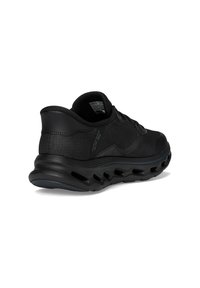 Scarpa sportiva nera con tomaia in mesh testurizzato, suola imbottita con ritagli per la ventilazione e design della parte posteriore arrotondato.