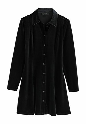 Schwarzes Samtkleid mit einem spitzen Kragen, durchgehender Knopfleiste, langen Ärmeln und einem ausgestellten Saum. Glatte, weiche Textur.