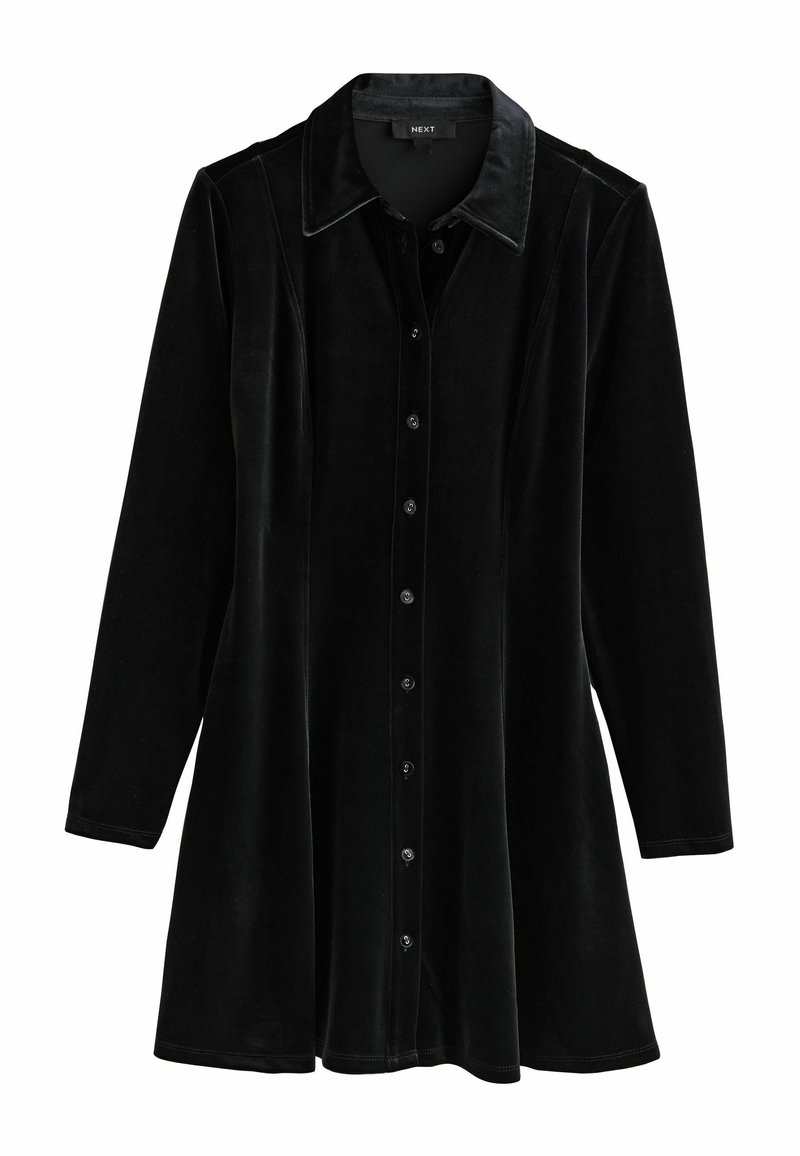 Schwarzes Samtkleid mit einem spitzen Kragen, durchgehender Knopfleiste, langen Ärmeln und einem ausgestellten Saum. Glatte, weiche Textur.