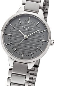 Montre grise avec un cadran texturé, boîtier et bracelet en acier inoxydable argenté, comportant des index horaires et un logo sur le cadran.