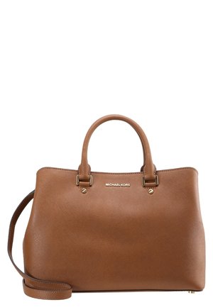 Brązowa skórzana torebka Michael Kors z dwoma uchwytami, odpinanym paskiem na ramię i złotym metalowym wykończeniem na białym tle.