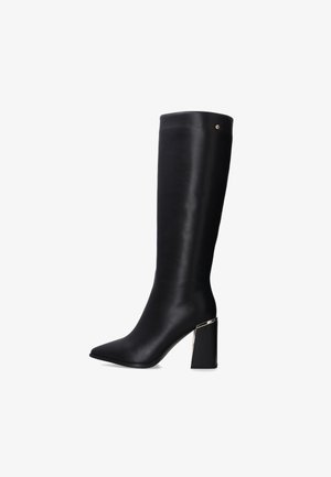 Černá kožená vysoká bota až po kolena se špičatou špičkou a blokovým podpatkem. Výrazný stříbrný akcent na podpatku. Hladká textura, elegantní design.