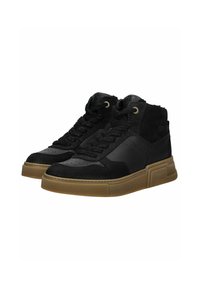 Sneaker alte nere con tomaia in suede e pelle, punta perforata, dettagli texturizzati e suola in gomma di colore marrone a contrasto.