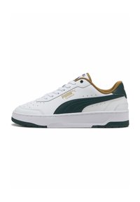 Białe skórzane sneakersy z zielonymi akcentami, textured panels bocznymi, złotym logo i grubą białą podeszwą z zieloną spodem.