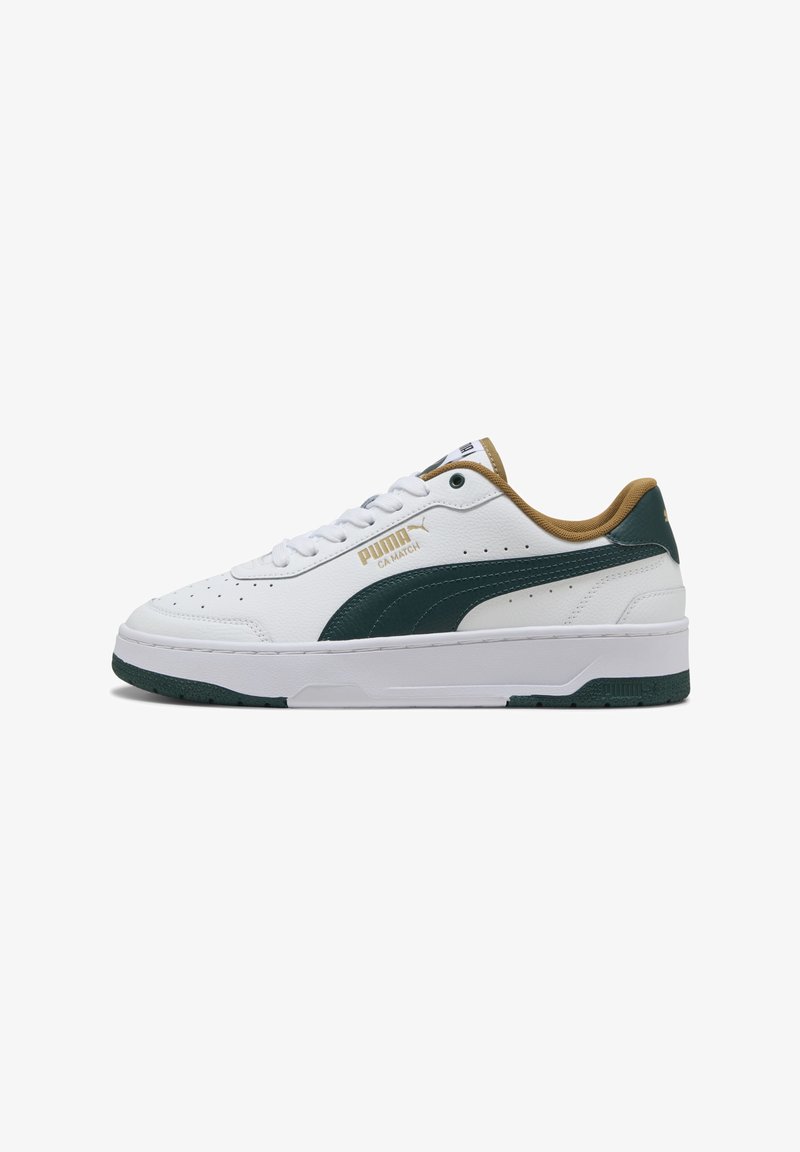 Białe skórzane sneakersy z zielonymi akcentami, textured panels bocznymi, złotym logo i grubą białą podeszwą z zieloną spodem.