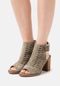 Alpe Sandali con tacco - khaki