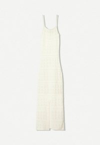 Robe maxi blanche en crochet avec fines bretelles spaghetti, présentant un motif texturé et une fente latérale pour la liberté de mouvement. Tissu doux et respirant.