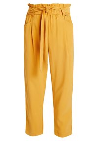 Gula, lätta byxor med en samlad midja och skräddad bälte. Har två sidofickor och en tapered ben-design.