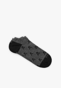 Calcetín de tobillo gris oscuro con patrón de calaveras negras, refuerzo en el talón y la punta en negro, hecho de un material suave y texturizado.