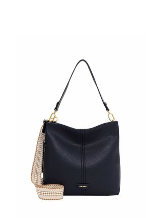 Czarna skórzana torebka o fakturowanej powierzchni z złotymi elementami, czarnym paskiem oraz dodatkowym beżowo-białym plecionym paskiem na ramię.