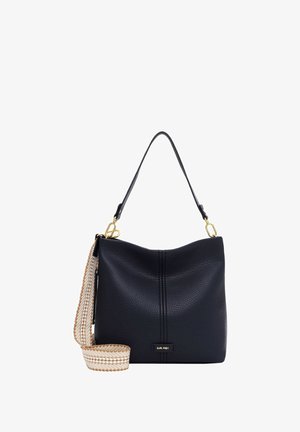 Sac à main en cuir noir texturé avec des ferrures dorées, une bandoulière noire et une bandoulière d'épaule tissée supplémentaire en beige et blanc.