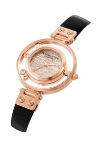Reloj redondo con caja de metal en color oro rosa, esfera plateada texturizada, índices de cristal y correa de cuero negra con cierre con tachuelas.