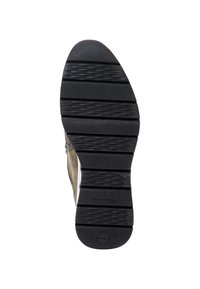Suola di scarpa in gomma nera con scanalature orizzontali e motivi testurizzati, con il nome del marchio "Tamaris" e la taglia "37" su uno sfondo bianco.