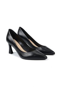 Czarne skórzane szpilki z zaostrzonym noskiem i średniej wysokości słupkiem, charakteryzujące się gładką teksturą i minimalistycznym wzornictwem.