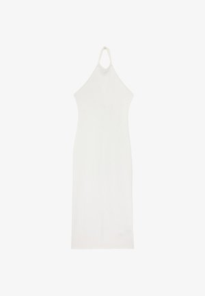 Witte mouwloze midijurk met een halternek en een aangesloten silhouet, afgebeeld op een effen witte achtergrond.