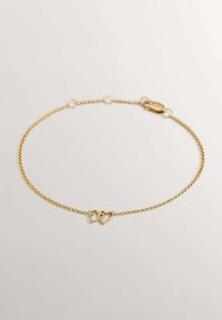 Pulsera de cadena de oro que presenta dos contornos de corazones entrelazados como colgante. La cadena es delicada, con pequeños eslabones y un cierre de gancho.
