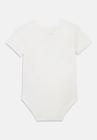 Body branco de mangas curtas feito de algodão, com gola redonda, fechos de pressão na parte inferior e um pequeno logótipo perto da gola.