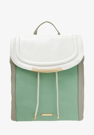 Mochila hecha de cuero verde menta y gris con una solapa blanca, detalles en dorado y cierre con cordón. Cuenta con una asas superior para llevar.