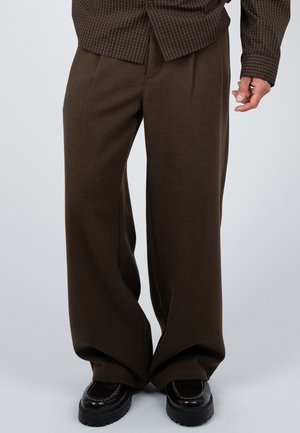 PROHIBITED, REVIVAL PLEATED PANTS UNISEX - Housut - brown