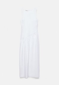 Robe midi blanche sans manches, col rond, avec une couture froncée asymétrique à la taille, présentée sur un fond uni.
