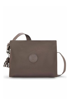 Sac bandoulière rectangulaire marron avec sangle réglable et petit porte-clés singe attaché à la tirette du zip.