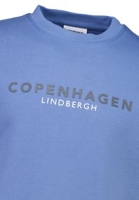 Blå sweatshirt med rund halsringning, tillverkad av mjukt material, med "COPENHAGEN" i fet grå text och "LINDBERGH" i vita bokstäver.