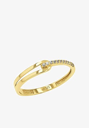 Delikatny złoty pierścionek o podzielonej obręczy, z rzędem małych diamentów z jednej strony i wygrawerowanym napisem "4.375" wewnątrz obrączki.