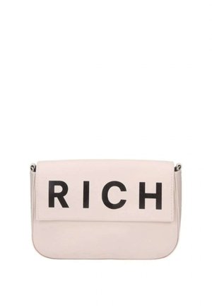Borsa in finta pelle rosa con chiusura a patta magnetica, caratterizzata da grandi lettere nere "RICH" sulla parte frontale e un bordo inferiore arrotondato.