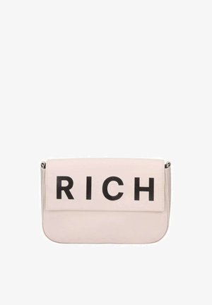 Borsa in finta pelle rosa con chiusura a patta magnetica, caratterizzata da grandi lettere nere "RICH" sulla parte frontale e un bordo inferiore arrotondato.