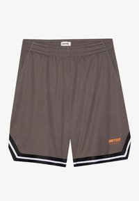 Shorts de sport gris en matériau respirant, avec une taille élastique, des poches latérales, des accents rayés noir et blanc, et une marque orange.